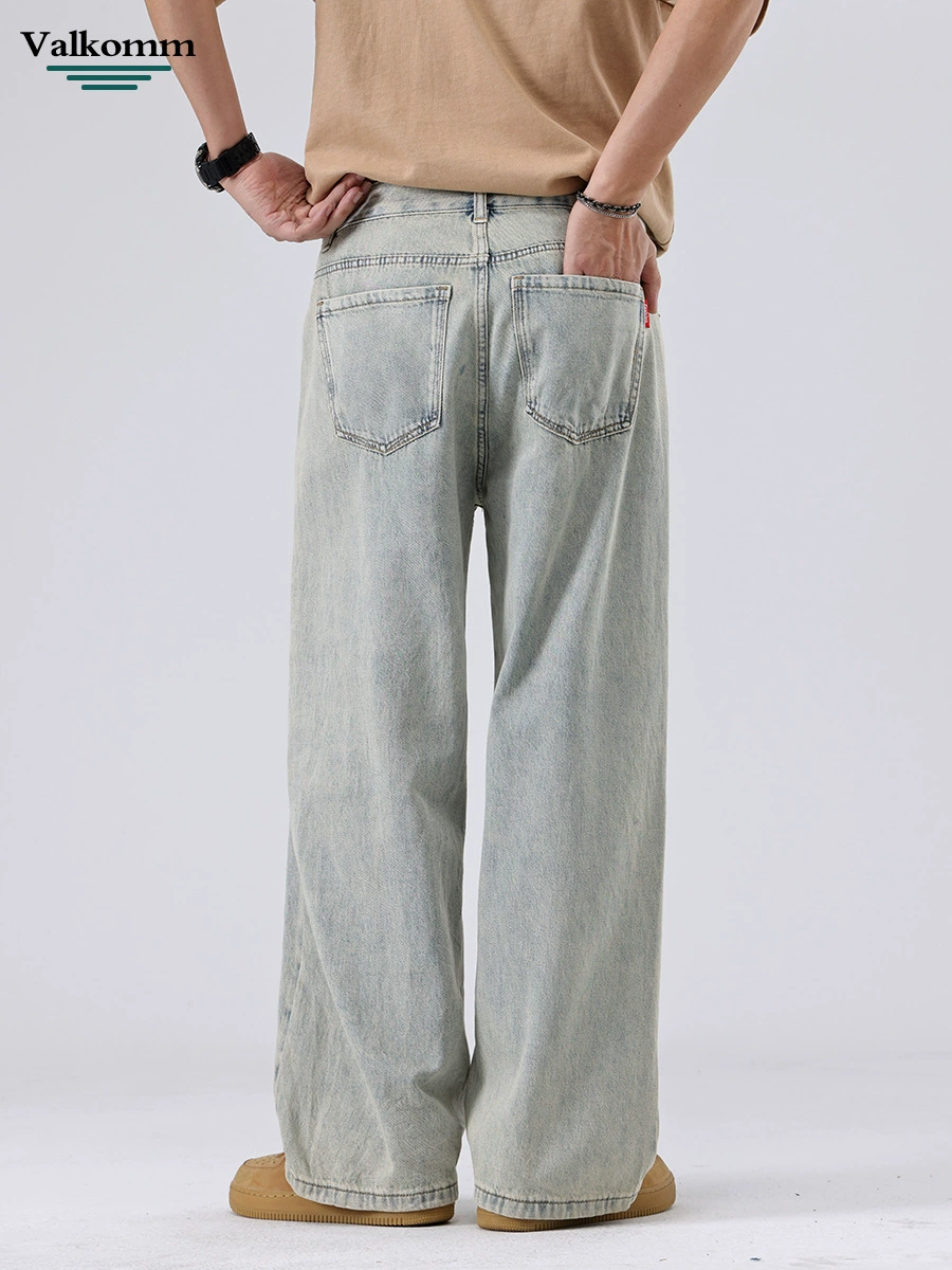 Jeans homme vintage large en denim bleu rétro, style délavé confortable pour l'été, coupe droite, idéal pour le quotidien.