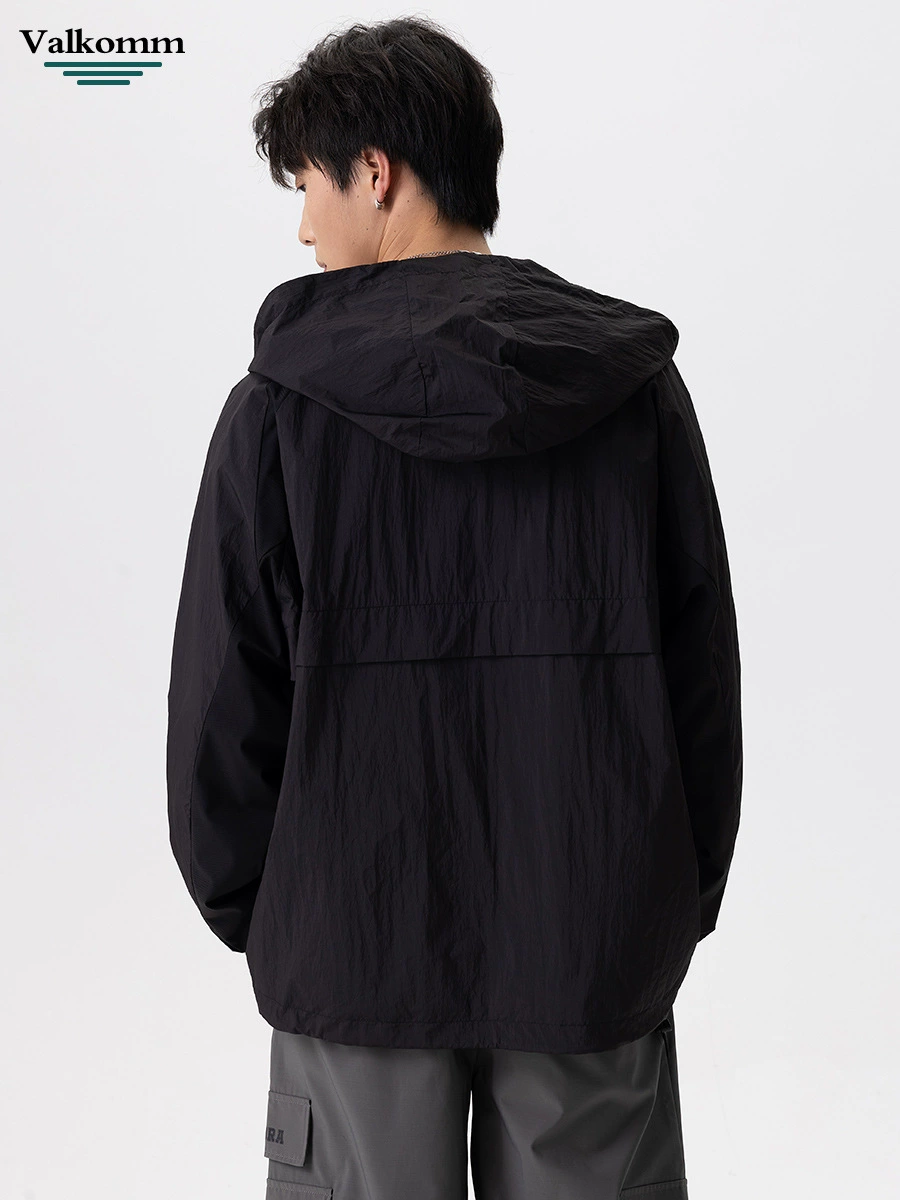 厂家直销男士高街风格薄款连帽夹克，宽松版型，休闲春秋，拼色设计，耐磨功能