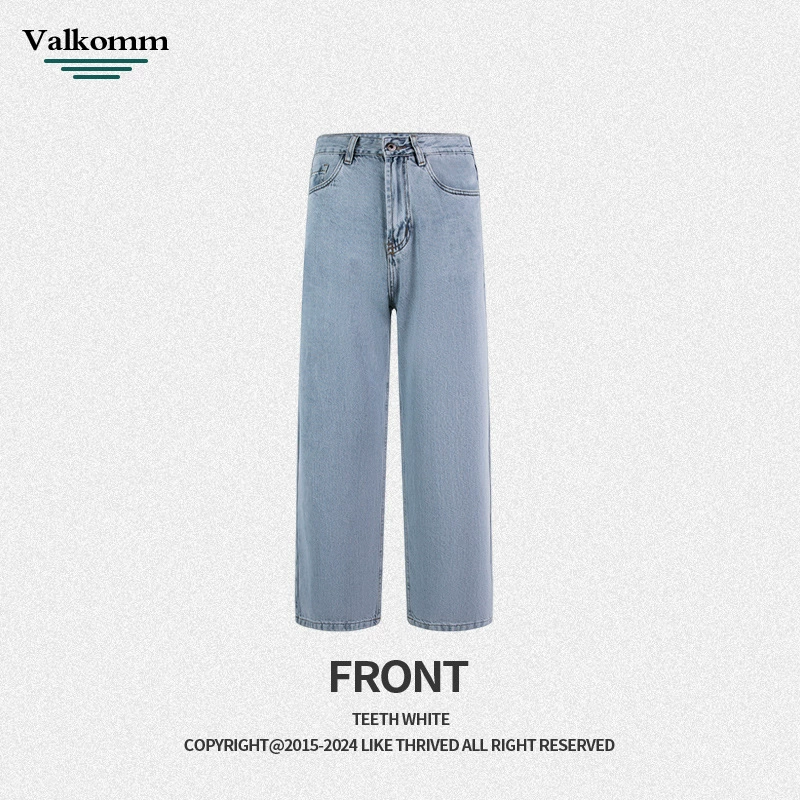 Jeans droit en denim bleu clair délavé, confortable et respirant pour le quotidien, idéal pour l'été, modèle pour adolescents.