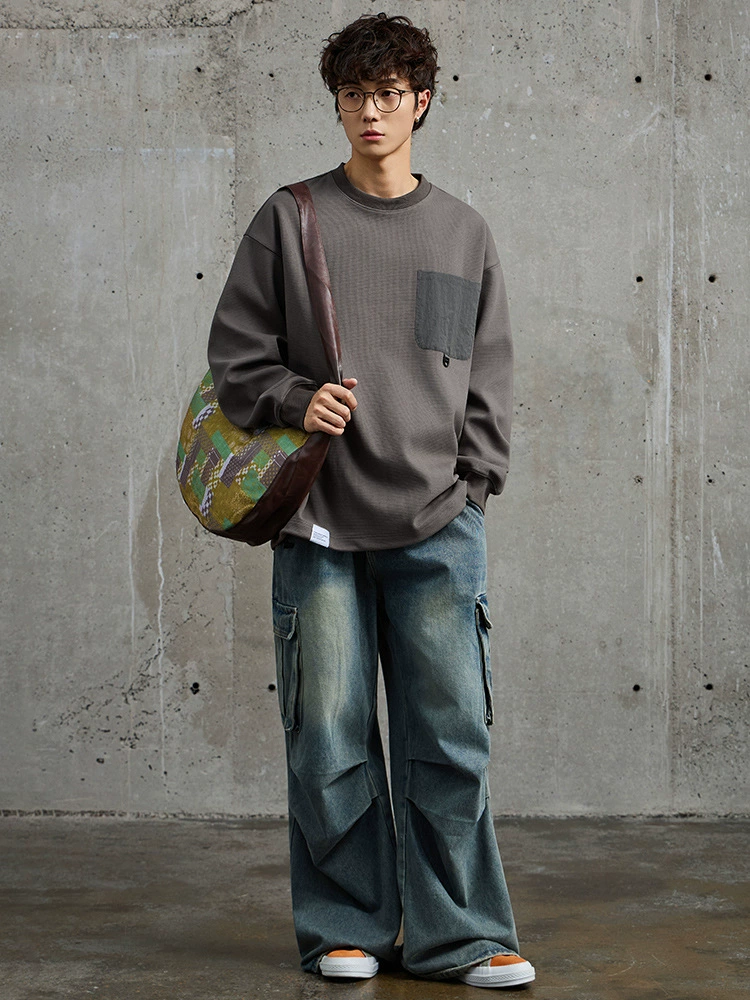 厂家直销青年宽松拼接牛仔外套，休闲风格，立体贴袋设计