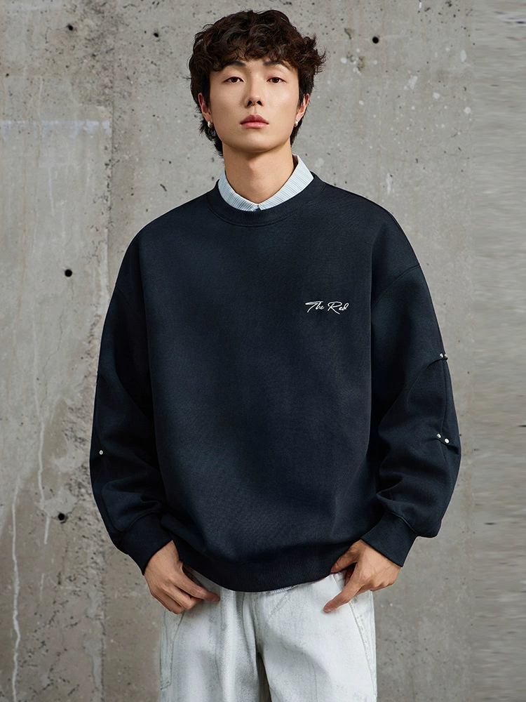 厂家直销男士宽松牛仔外套，高级感立领设计，印花装饰，春秋休闲款，日常多口袋功能。