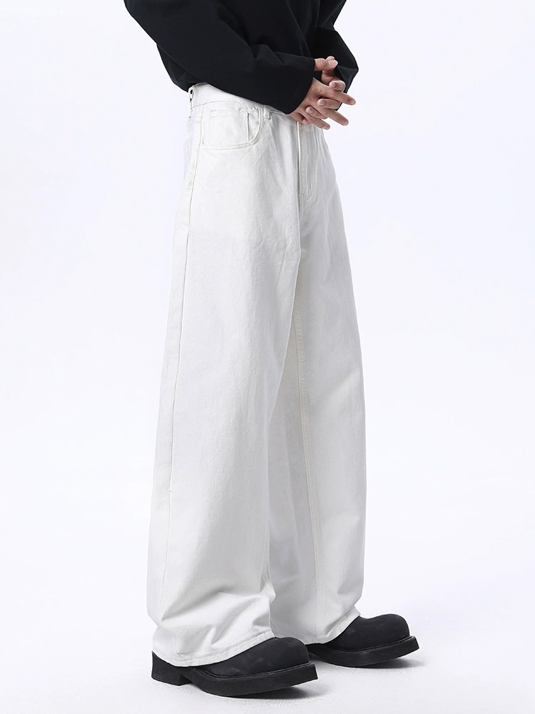 厂家直销男士修身纯白色牛仔裤，宽松直筒休闲风格，春秋季日常穿着，有水洗工艺，无弹力设计