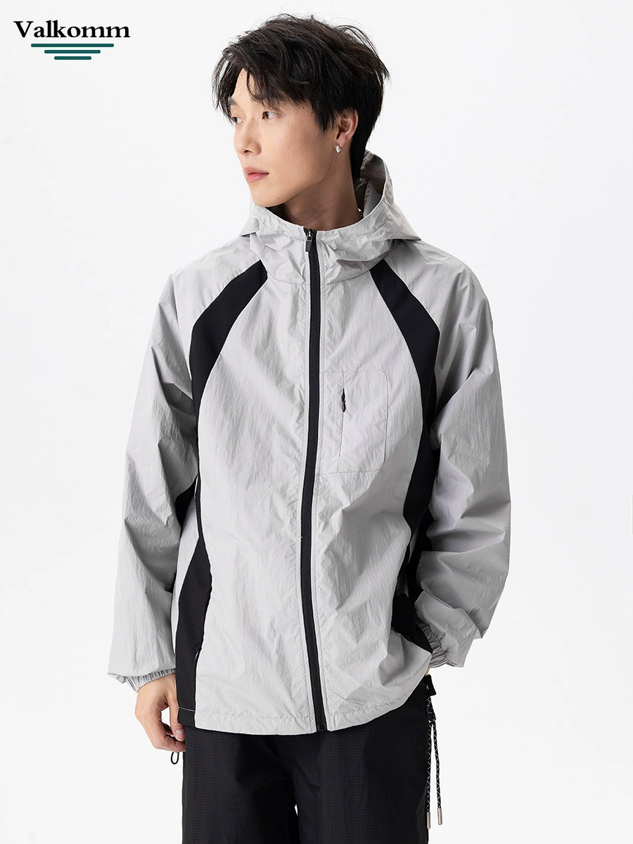 厂家直销男士高街风格薄款连帽夹克，宽松版型，休闲春秋，拼色设计，耐磨功能