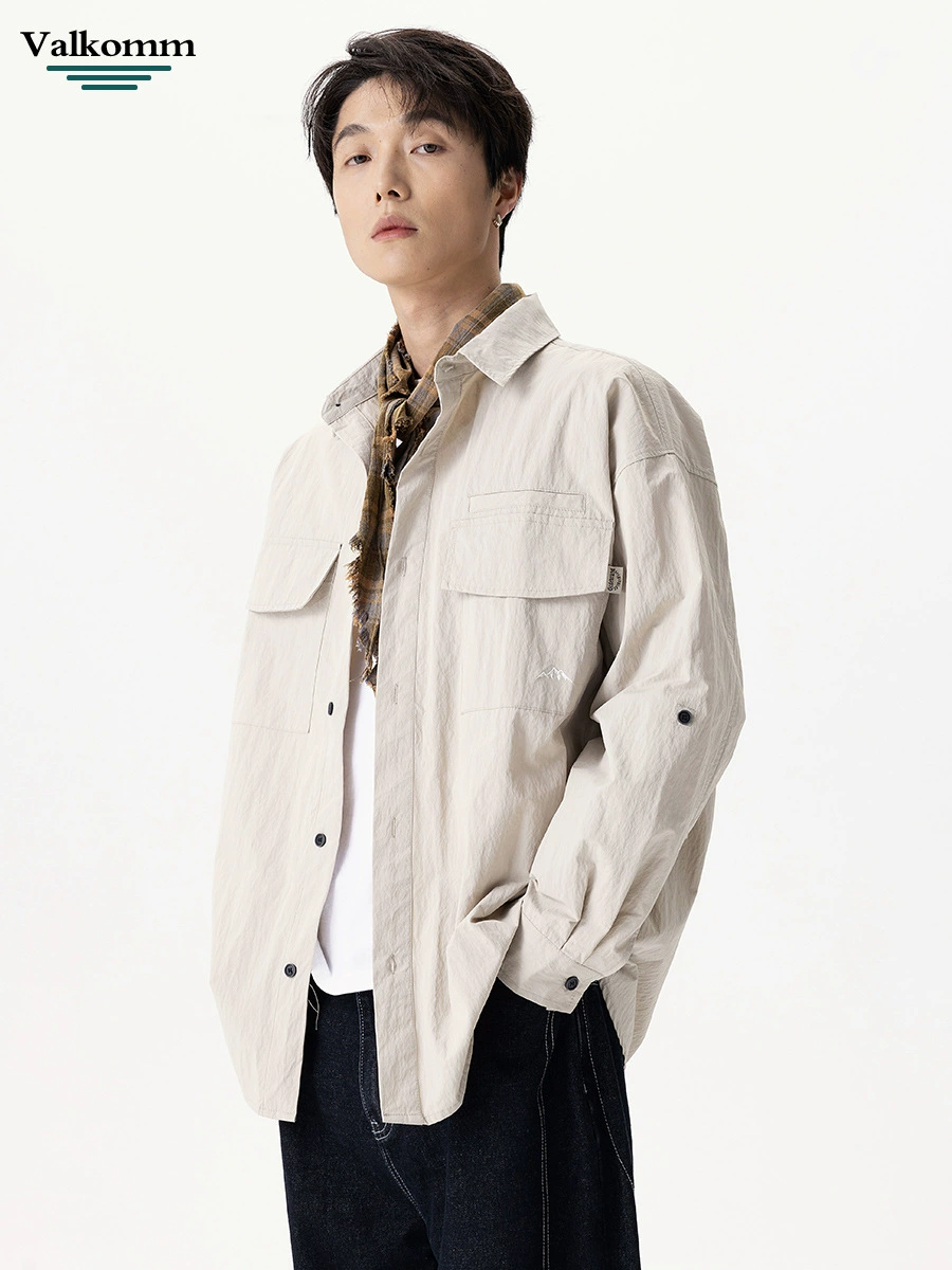 厂家直销男士宽松版撕裂牛仔外套，秋季休闲风格，多口袋设计