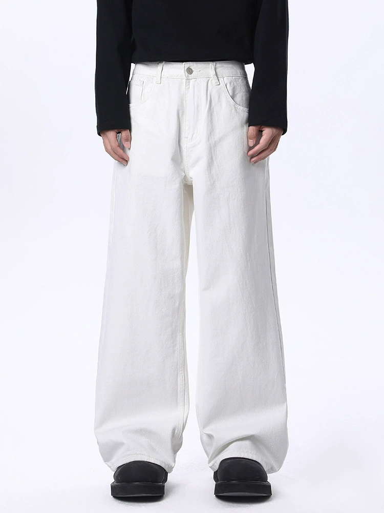 厂家直销男士修身纯白色牛仔裤，宽松直筒休闲风格，春秋季日常穿着，有水洗工艺，无弹力设计