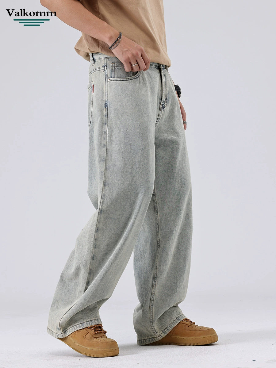 Jeans homme vintage large en denim bleu rétro, style délavé confortable pour l'été, coupe droite, idéal pour le quotidien.