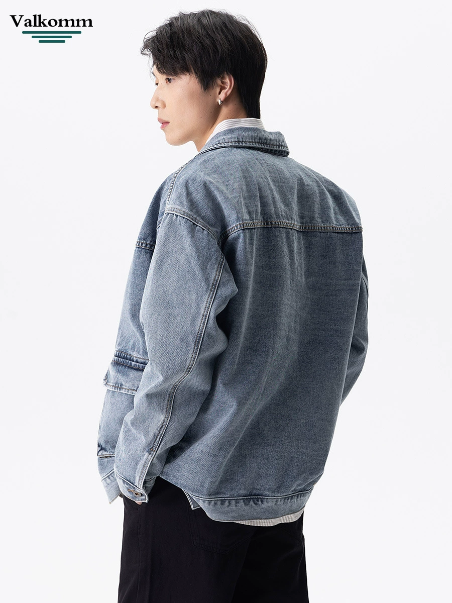 厂家直销男士宽松牛仔外套，水洗冰蓝色高街风格，秋季休闲多口袋夹克