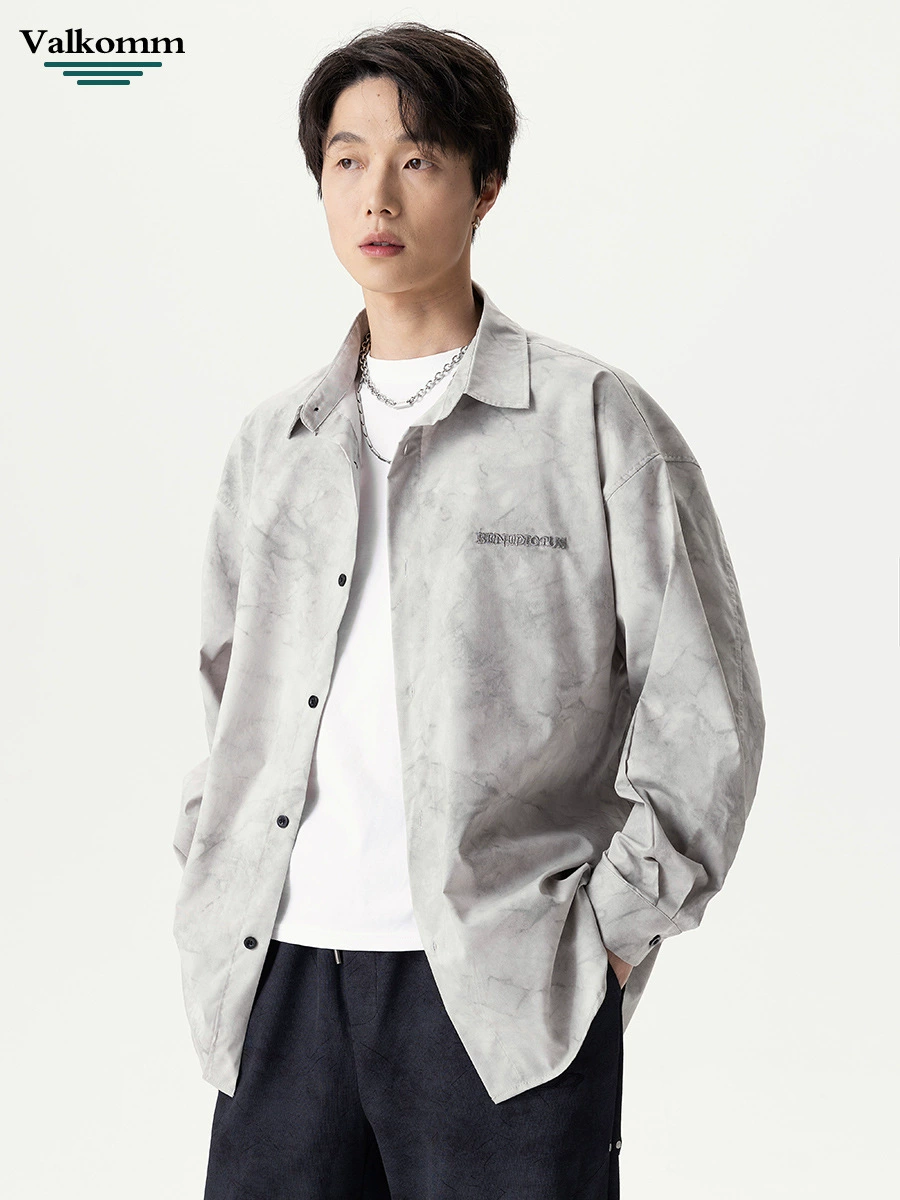 厂家直销男士休闲宽松牛仔外套，仿旧扎染风格，春秋款，多口袋设计