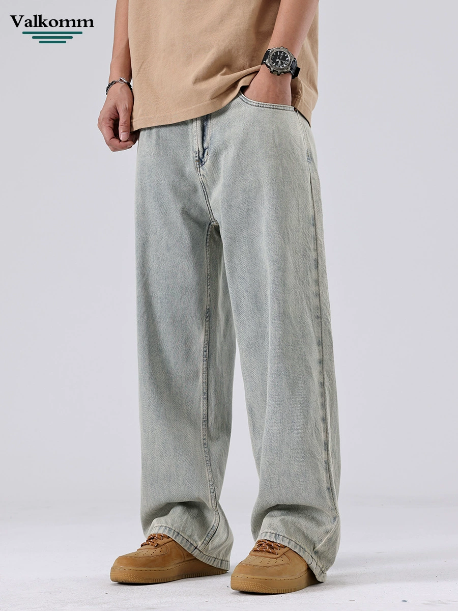 Jeans homme vintage large en denim bleu rétro, style délavé confortable pour l'été, coupe droite, idéal pour le quotidien.