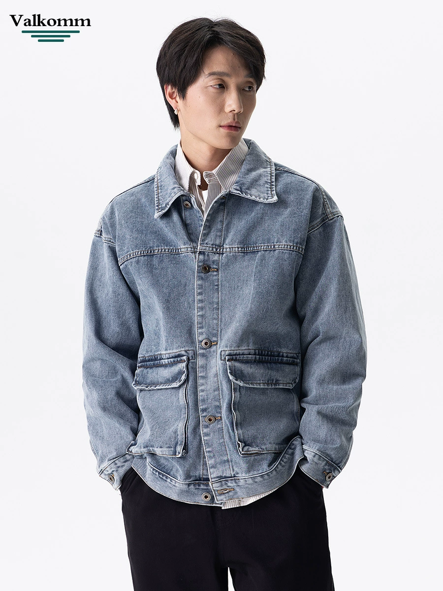厂家直销男士宽松牛仔外套，水洗冰蓝色高街风格，秋季休闲多口袋夹克