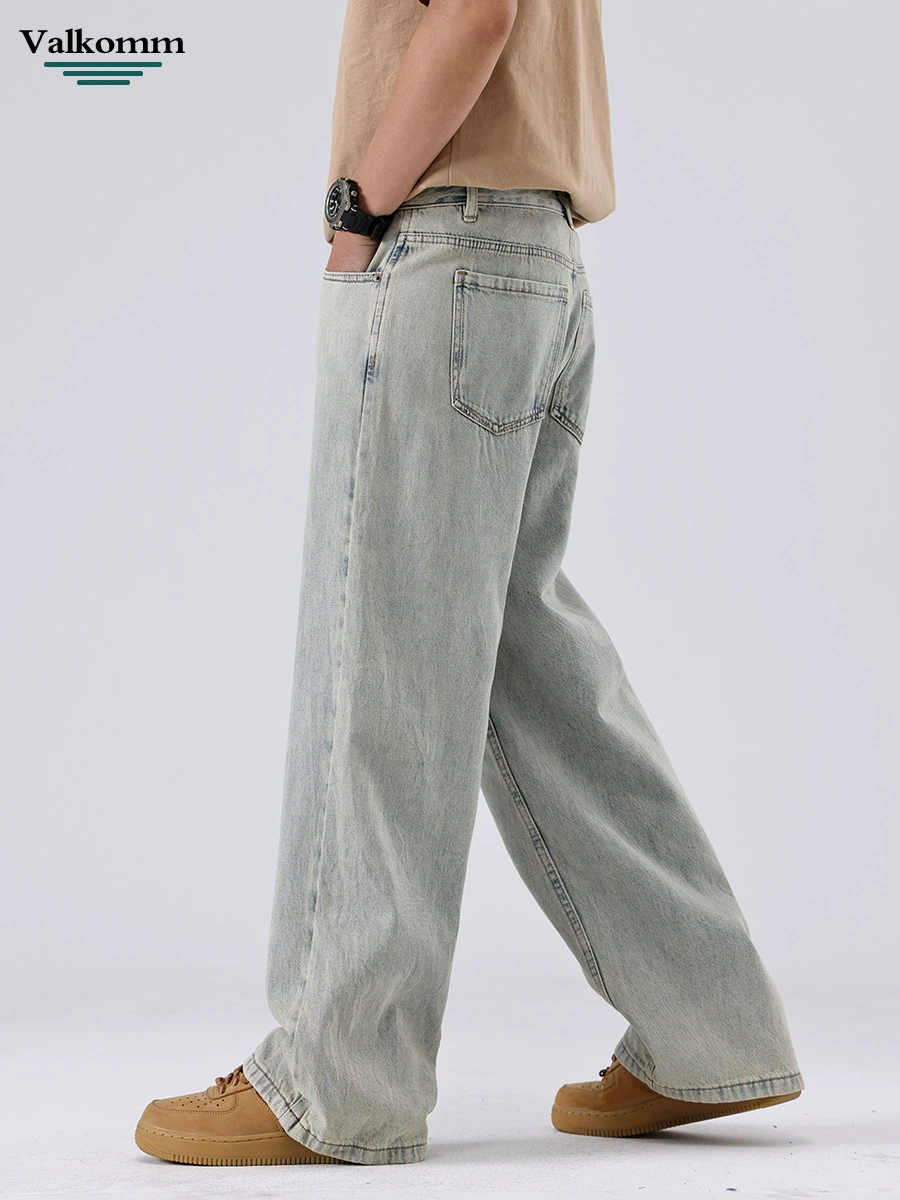 Jeans homme vintage large en denim bleu rétro, style délavé confortable pour l'été, coupe droite, idéal pour le quotidien.