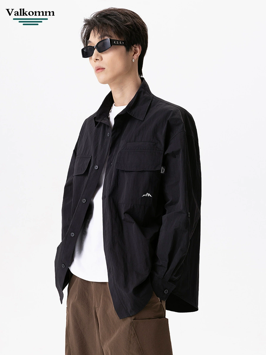 厂家直销男士宽松版撕裂牛仔外套，秋季休闲风格，多口袋设计