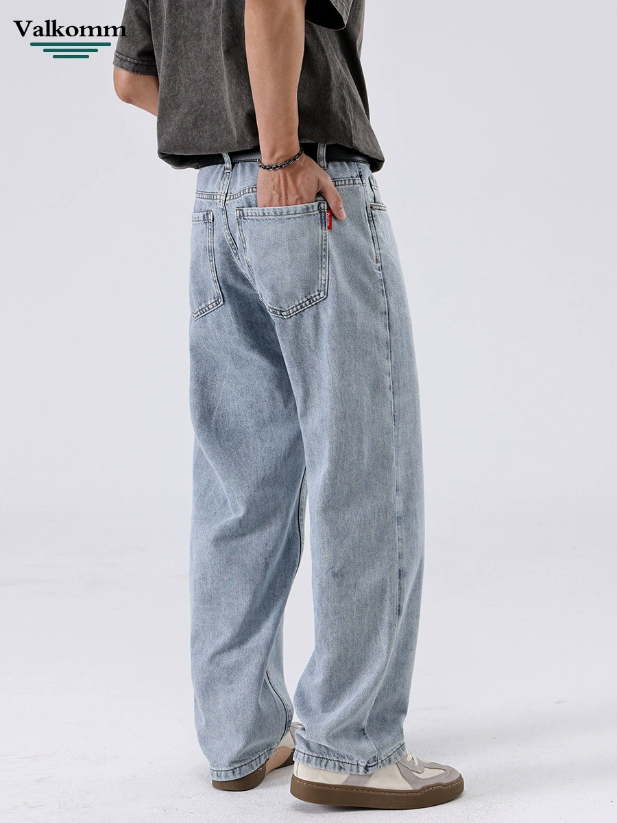 Jeans droit en denim bleu clair délavé, confortable et respirant pour le quotidien, idéal pour l'été, modèle pour adolescents.