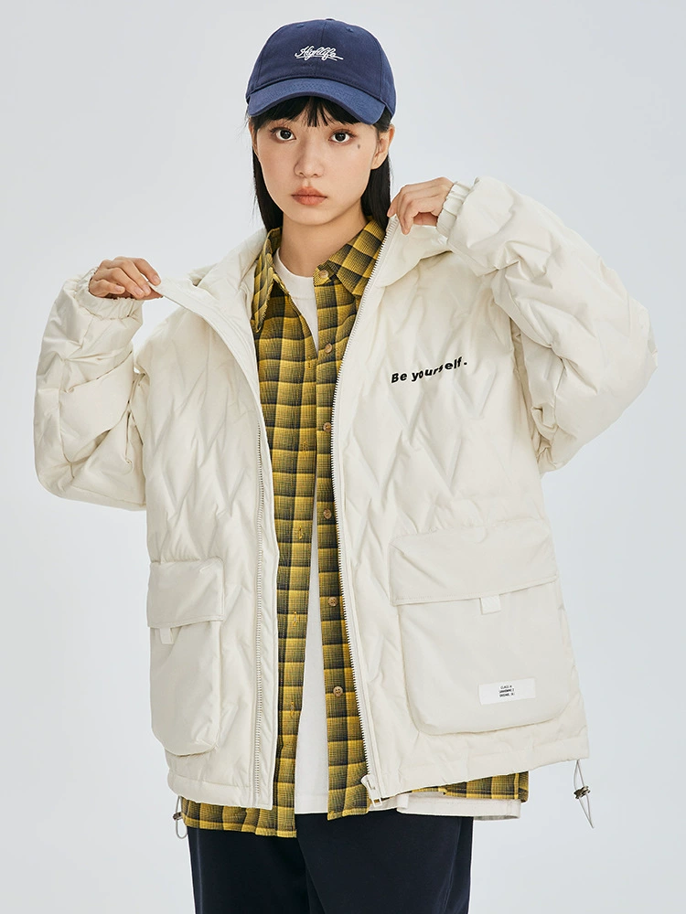 厂家直销女式连帽羽绒外套，防风保暖，青春流行，简约风格，适合冬季休闲，多口袋设计