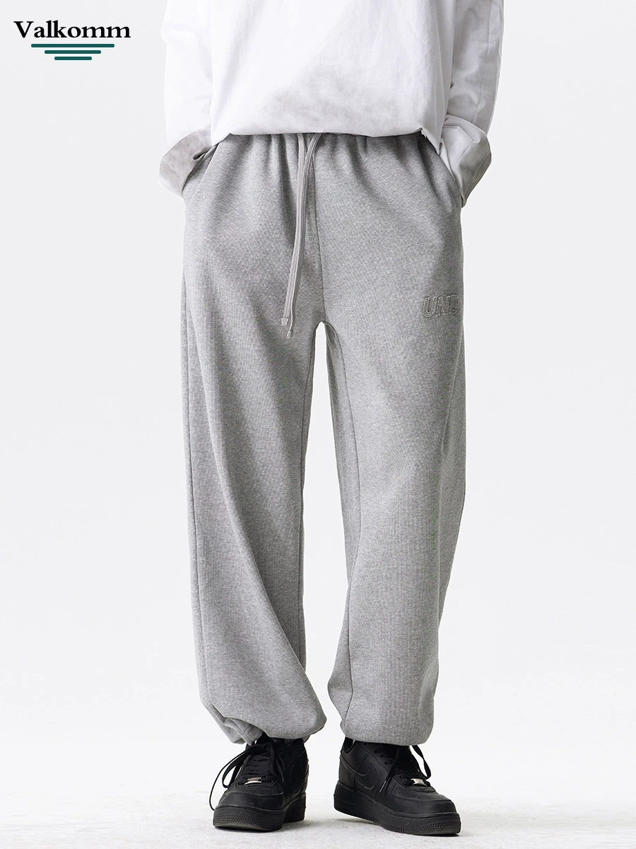 厂家直销男士修身微弹牛仔裤，高街休闲风格，春秋季多口袋刺绣设计