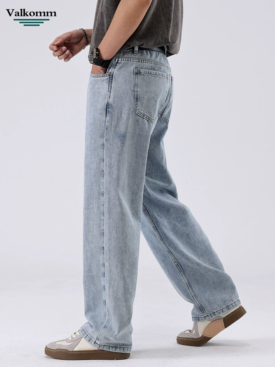 Jeans droit en denim bleu clair délavé, confortable et respirant pour le quotidien, idéal pour l'été, modèle pour adolescents.