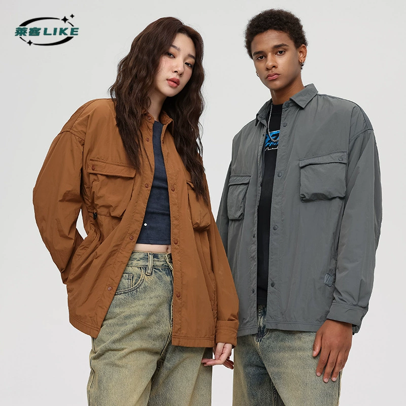 厂家直销男士宽松简约多口袋牛仔外套，休闲风格，免烫处理