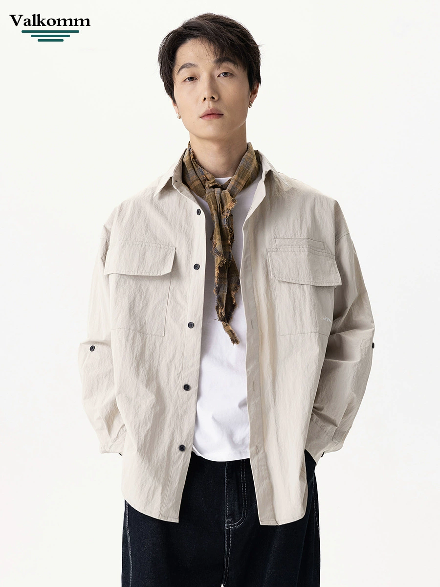 厂家直销男士宽松版撕裂牛仔外套，秋季休闲风格，多口袋设计