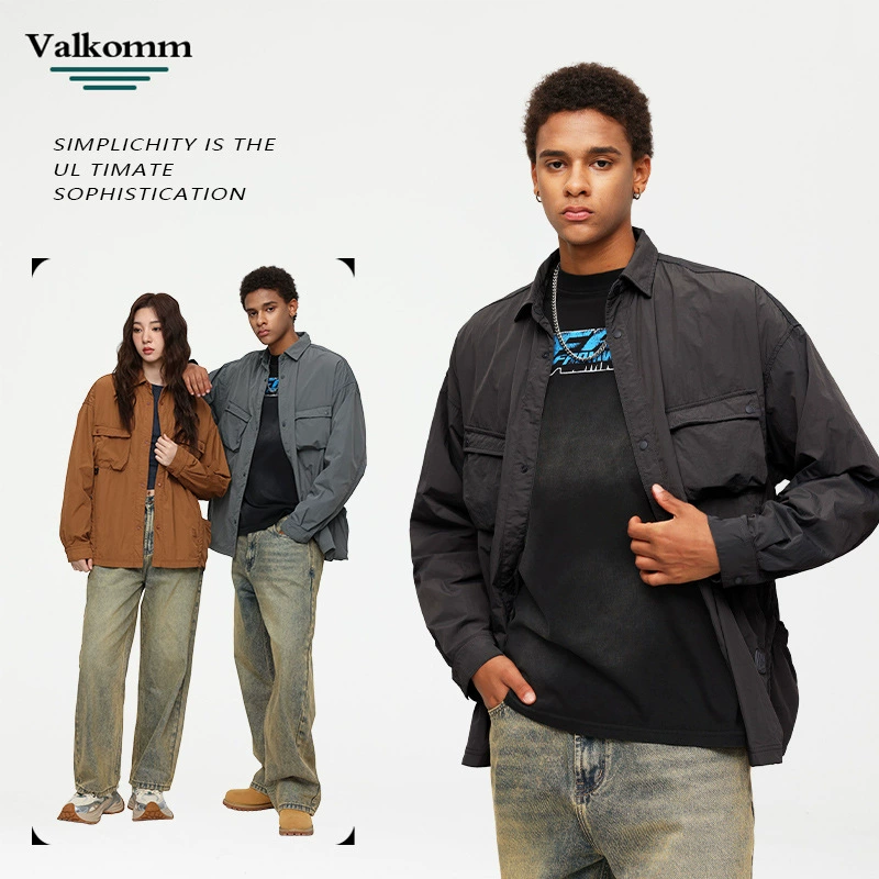 厂家直销男士宽松简约多口袋牛仔外套，休闲风格，免烫处理